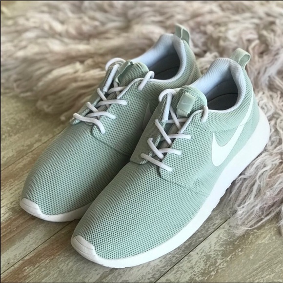 NWT Nike Roshe One Mint Rare - Picture 2 of 8